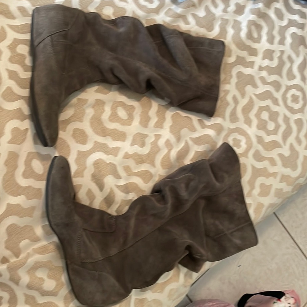 Mid calf gray boots ( velvet texture)